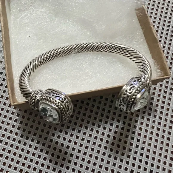 Beautiful silver tone bangle - Picture 7 of 7